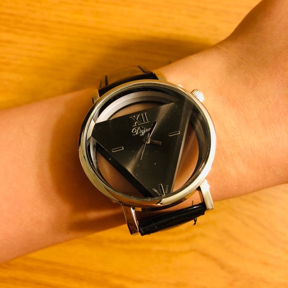 Black triangle watch - Picture 1 of 4